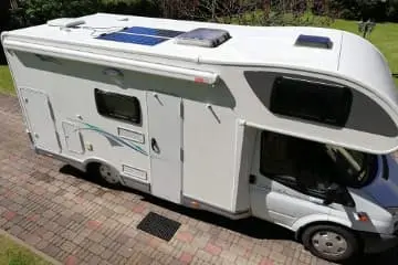 panel solar flexible en una caravana